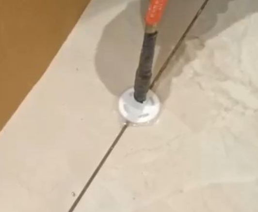 平和瓷砖空鼓维修公司专业解答瓷砖在铺贴过程中，如果没有涂抹均匀到位的粘结材料（如水泥砂浆或瓷砖胶），可能会导致以下问题