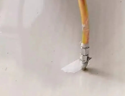 平和瓷砖空鼓维修公司专业解答在瓷砖铺贴过程中，如果使用的砂料过粗（如全部使用了粗砂），可能会导致以下问题