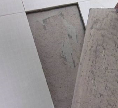 平和瓷砖空鼓维修公司分享瓷砖铺贴时如果打浆（即涂抹在瓷砖背面和基层上的砂浆或瓷砖胶）过少，会带来以下问题